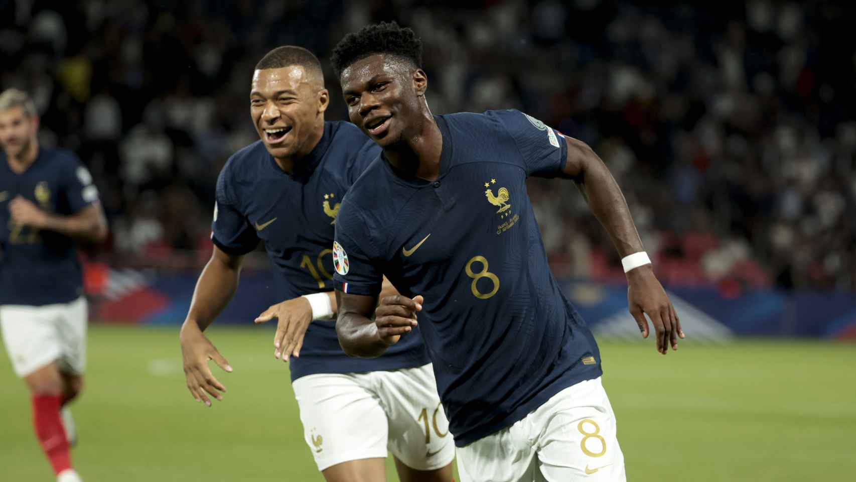 Tchouaméni y Mbappé celebran un gol con la selección de Francia