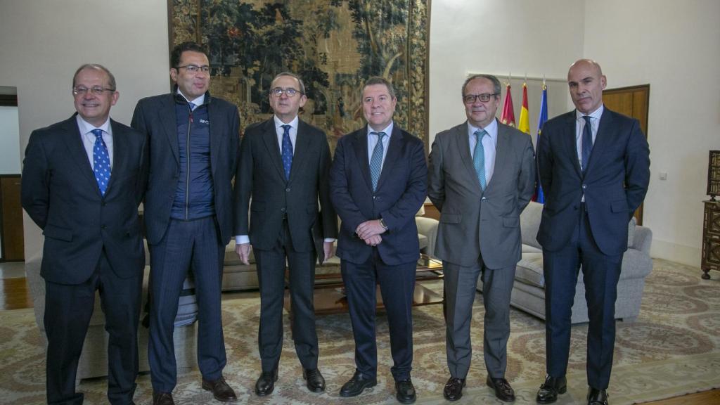 El presidente regional, Emiliano García-Page, ha recibido el informe 'BBVA Research'.