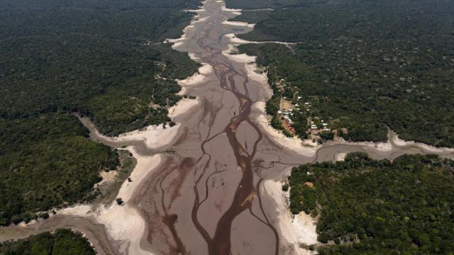 Imagen aérea del río Tumbira, en Brasil, afectado por la sequía. Bruno Kelly Reuters