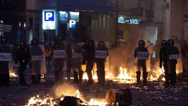 Agentes de la Policía Nacional durante los disturbios de la Plaza de Urquinaona, Barcelona, en octubre de 2019.