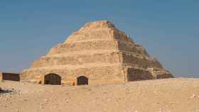 Esta fue la primera pirámide construida en el Antiguo Egipto: se construyó entre 2630 y 2611 a. C.