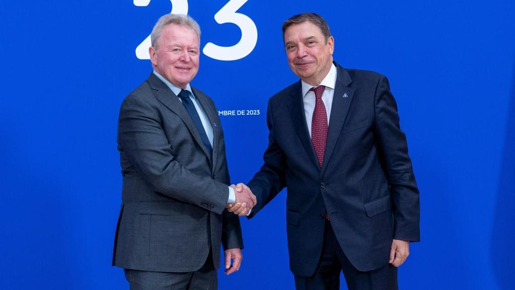 El ministro de Agricultura, Luis Planas, junto al comisario de Agricultura de la UE, Janusz Wojciechowski
