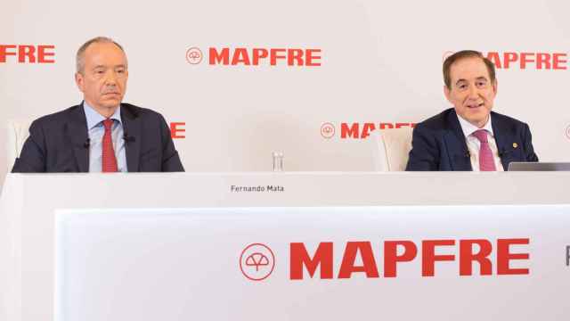 Fernando Mata, director financiero de Mapfre, junto a Antonio Huertas, presidente del grupo asegurador, el miércoles durante la rueda de prensa de resultados.
