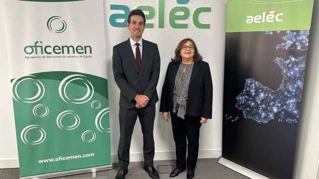 Acuerdo Oficemen y Aelec, firmado por Alan Svaiter presidente de Oficemen y Marina Serrano, presidenta de Aelec.