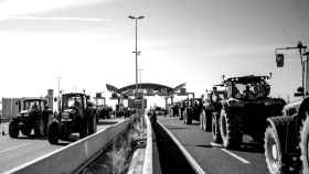 Tractores llegan por la autovía A-27 al puerto de Tarragona, a 13 de febrero de 2024, en Tarragona, Catalunya (España).