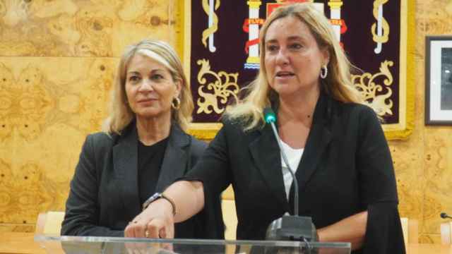 En la izquierda, la segunda teniente de alcalde y portavoz de Vox en Torrelodones, Sonsoles Palacios; a la derecha, la alcaldesa, la popular Almudena Negro.