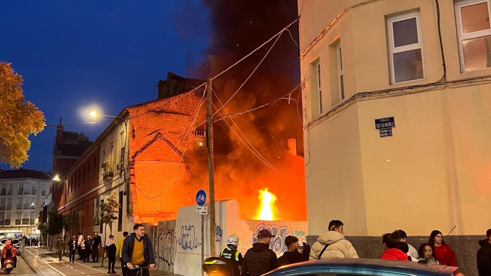 Arde un solar junto al colegio La Goleta.