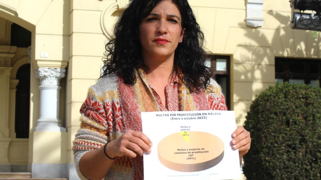 Toni Morillas muestra un folio con los datos de sanciones.