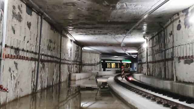 Interior del túnel del Metro por el que los trenes continuarán su viaje hacia el Civil.
