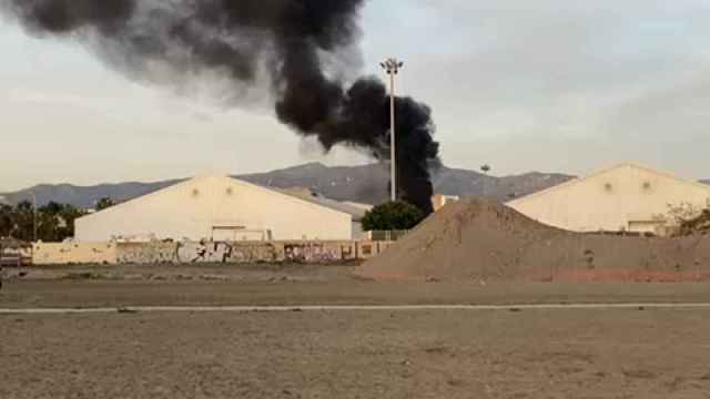 Video de la humareda negra causada por un incendio en el puerto de Málaga.