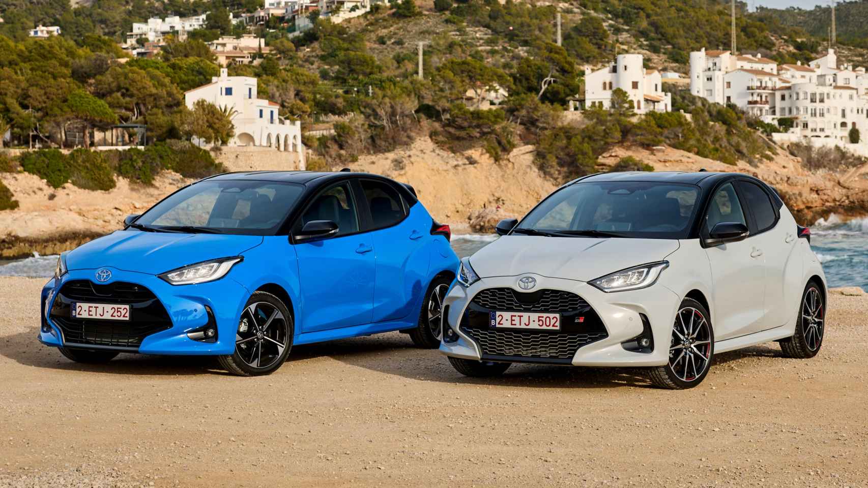 Toyota Yaris en los acabados Premiere Edition (izquierda) y GR Sport (derecha).