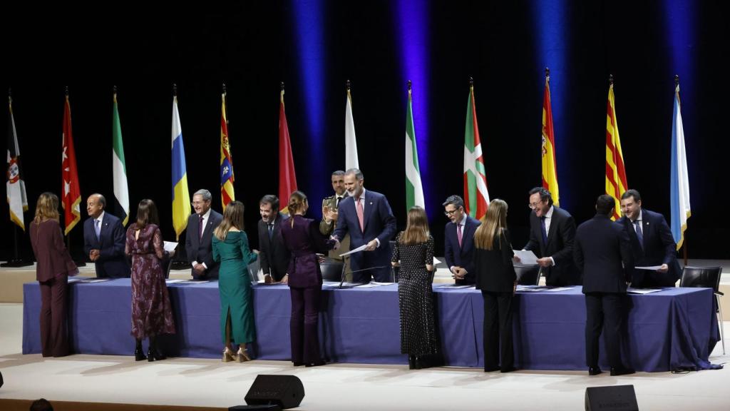 El Rey, el ministro Bolaños y responsables de la judicatura entregando los diplomas.