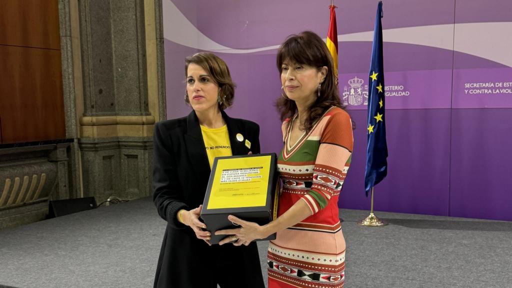 Laura Baena entregando a la ministra las 1.000 cartas.