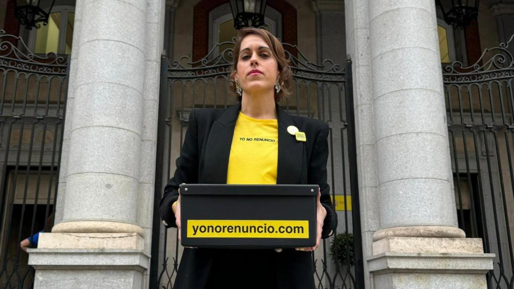 Laura Baena a la entrada del ministerio de Igualdad.