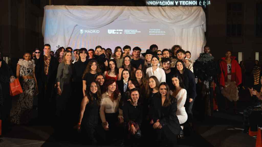 Los estudiantes, saludando al final del desfile.