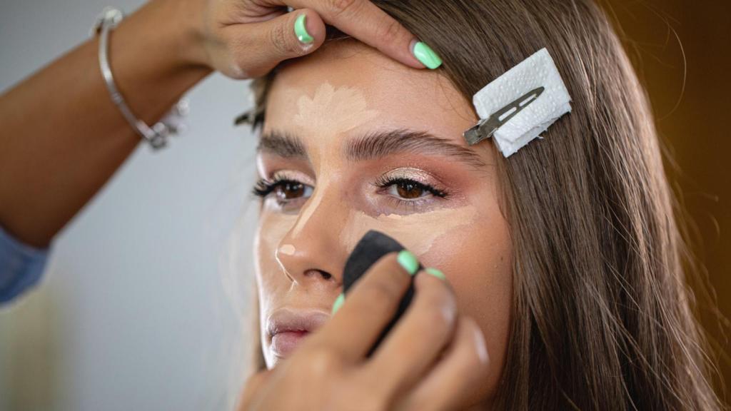 Una maquilladora, utilizando la esponja.