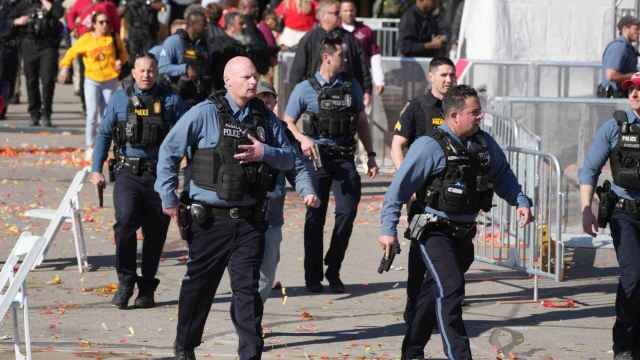 La Policía se despliega tras producirse los disparos que han herido a varias personas en Kansas City.
