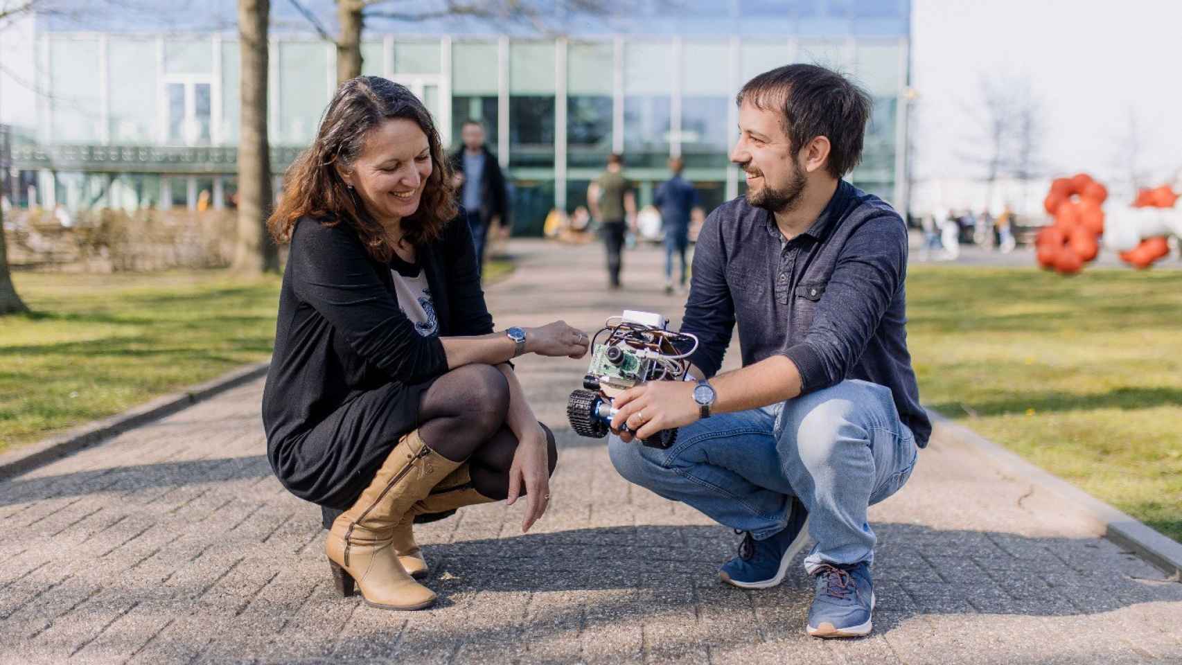 Elisabetta Chicca y Thorben Schoepe con el robot que diseñaron