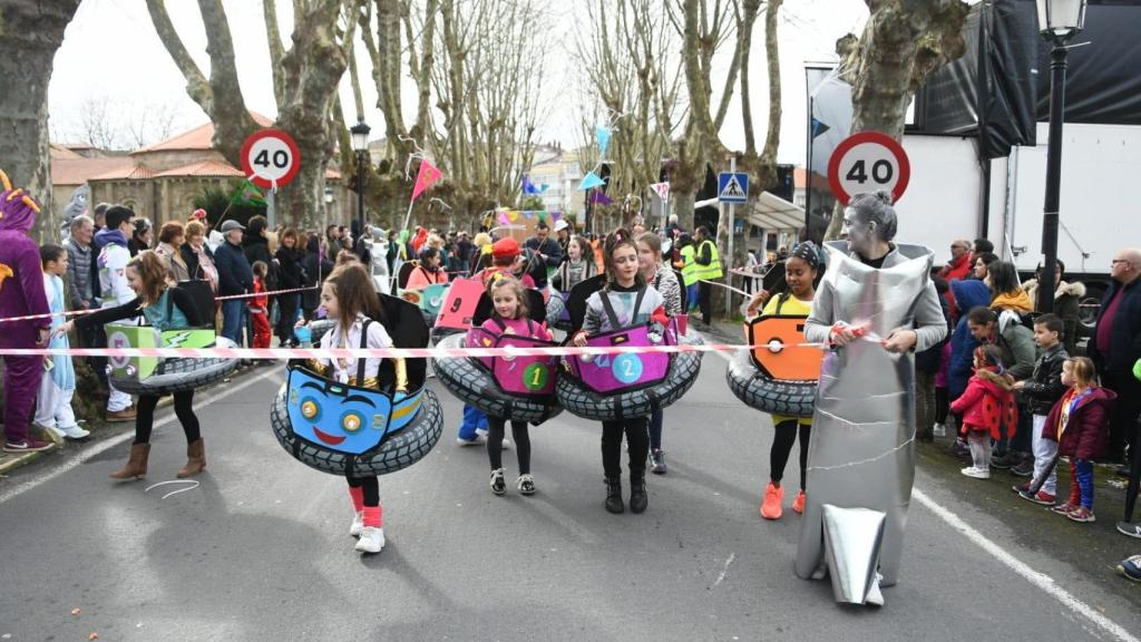 El Entroido Pequeño de Cambre (A Coruña) calienta para el sábado: disfraces, carrozas y música