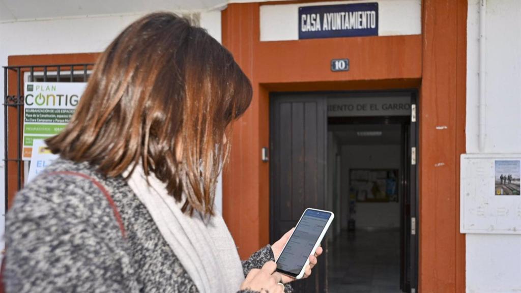 Una vecina de El Garrobo consulta su consumo de agua en una aplicación digital.