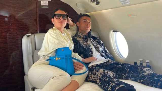Cristiano Ronaldo y Georgina en el interior de su jet privado.
