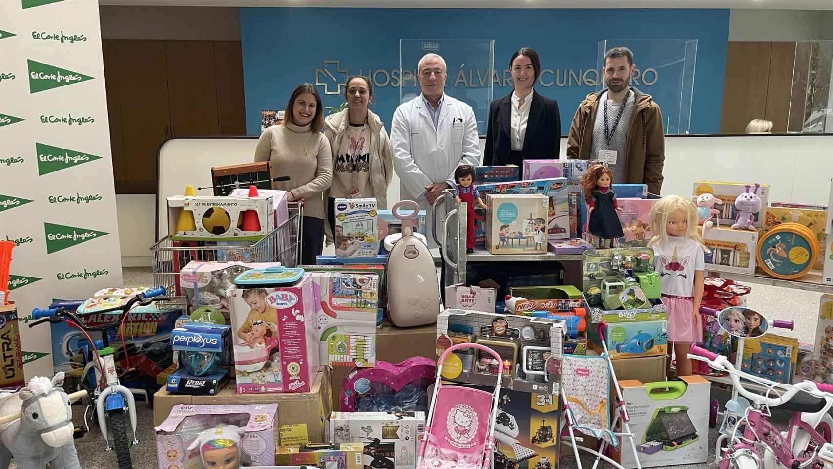 Donación de juguetes de El Corte Inglés al Hospital Álvaro Cunqueiro.