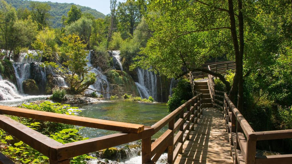 Este es el sendero más bonito de Cantabria: una ruta mágica y fluvial con pasarelas y cascadas