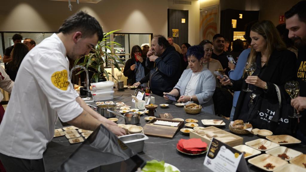 El chef Carlos Casillas durante la presentación.