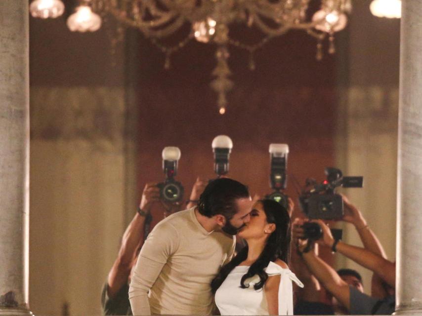 Bukele besa a su esposa Gabriela en el balcón del Palacio Nacional tras el triunfo electoral.