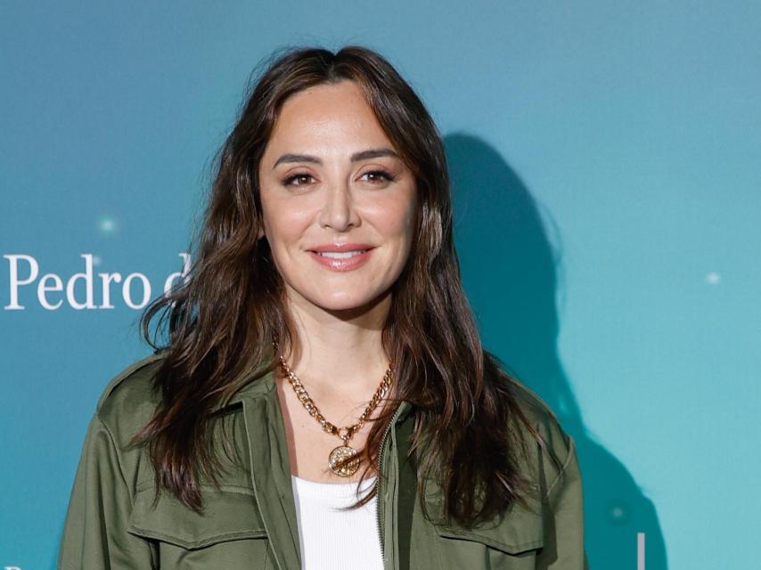 La marquesa de Griñón, feliz, en el 'photocall' de Pedro del Hierro.