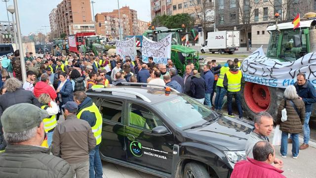 Imagen de la concentración frente a las puertas de Seiasa