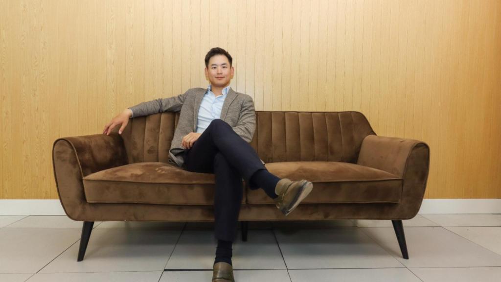 Long Fang Hu en su despacho de Bafre