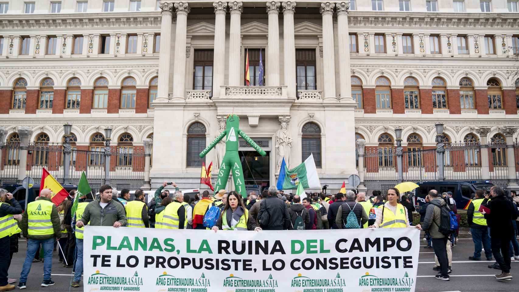 Agricultores y ganaderos sujetan pancartas durante una protesta ante el Ministerio de Agricultura, a 15 de febrero de 2024, en Madrid (España).