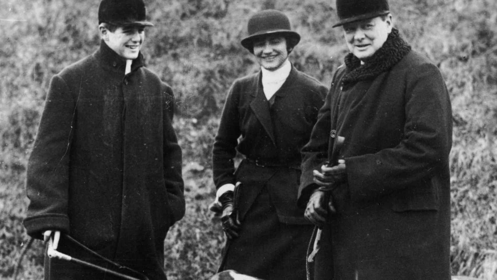 Coco Chanel con Winston Churchill y el hijo de este, Randolph.
