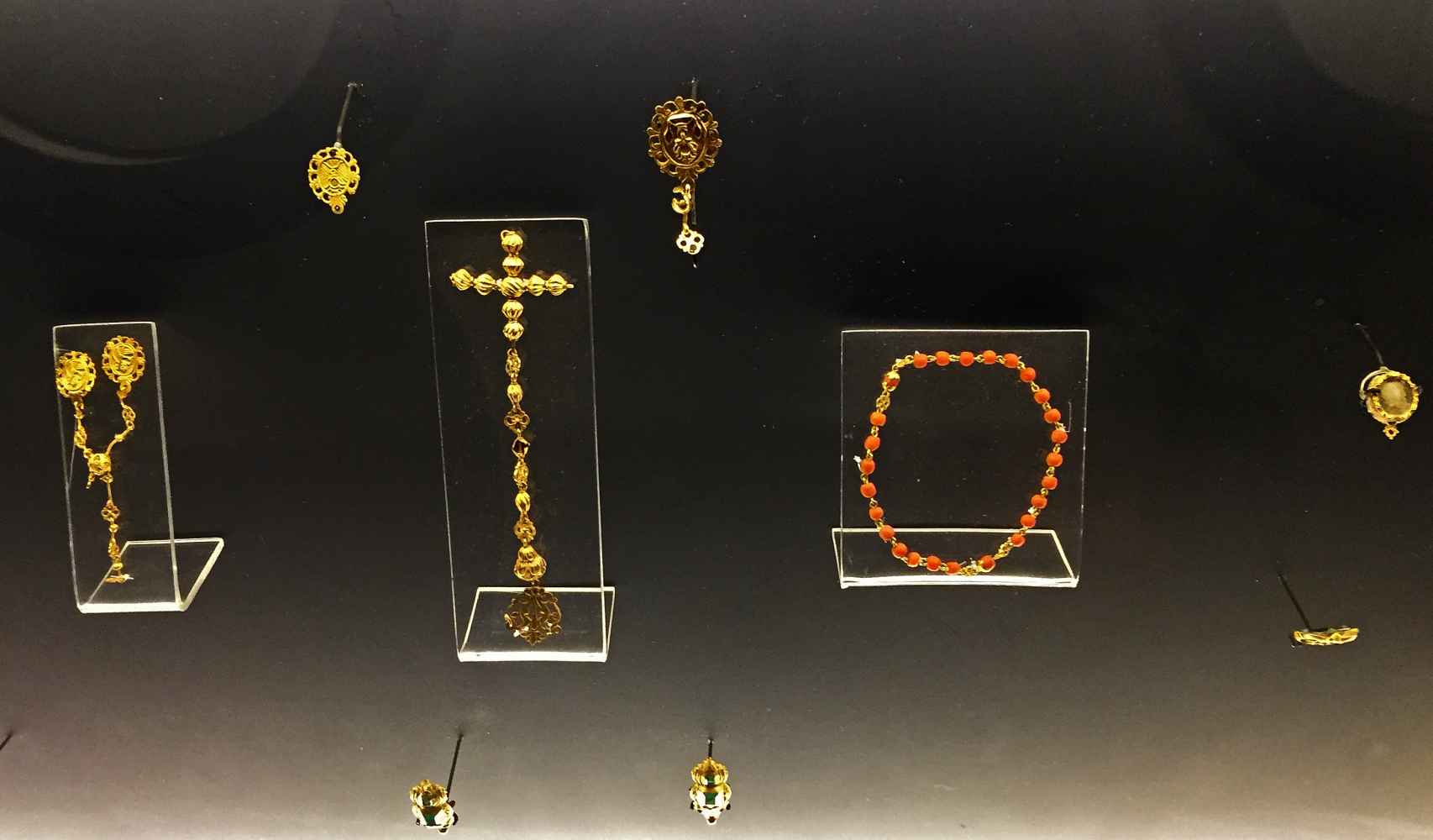 Algunas de las joyas de oro recuperadas del naufragio español.