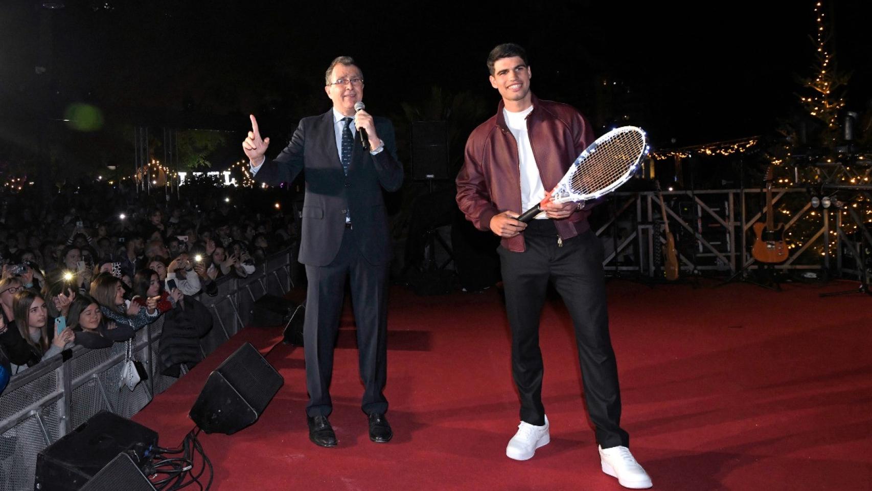 Carlos Alcaraz y el alcalde de Murcia, José Ballesta, en el encendido del árbol de Navidad en la Plaza Circular de Murcia.