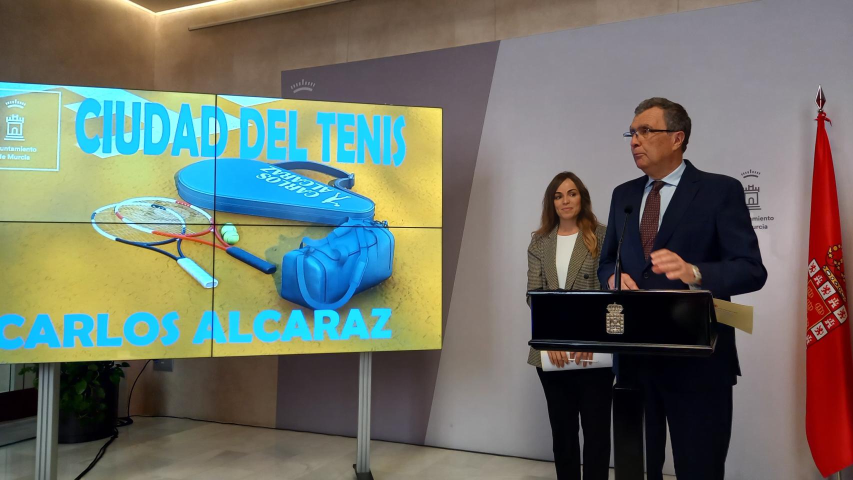 El alcalde de Murcia, José Ballesta, durante la rueda de prensa de esta mañana.