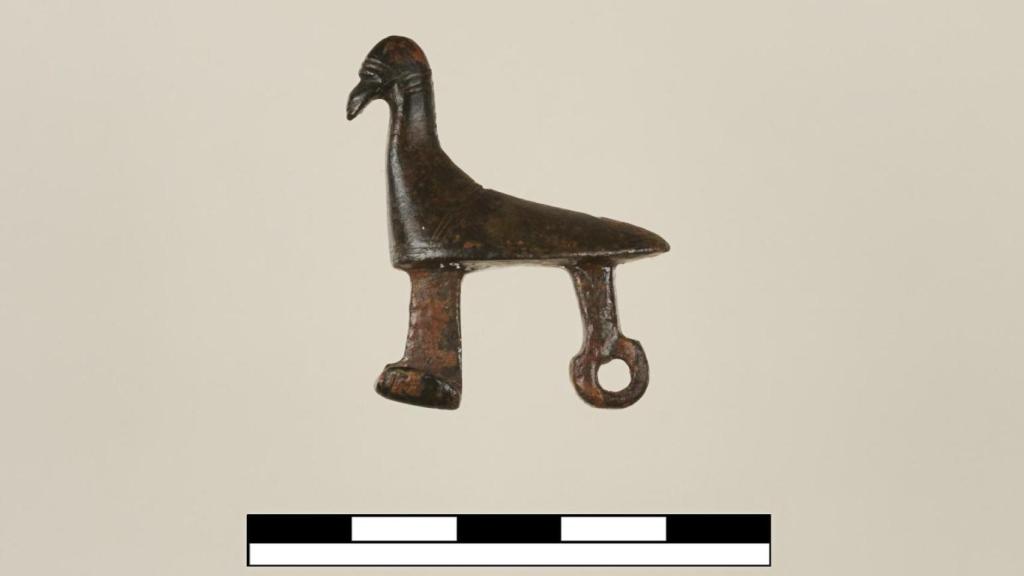 Fíbula de bronce encontrada en la necrópolis
