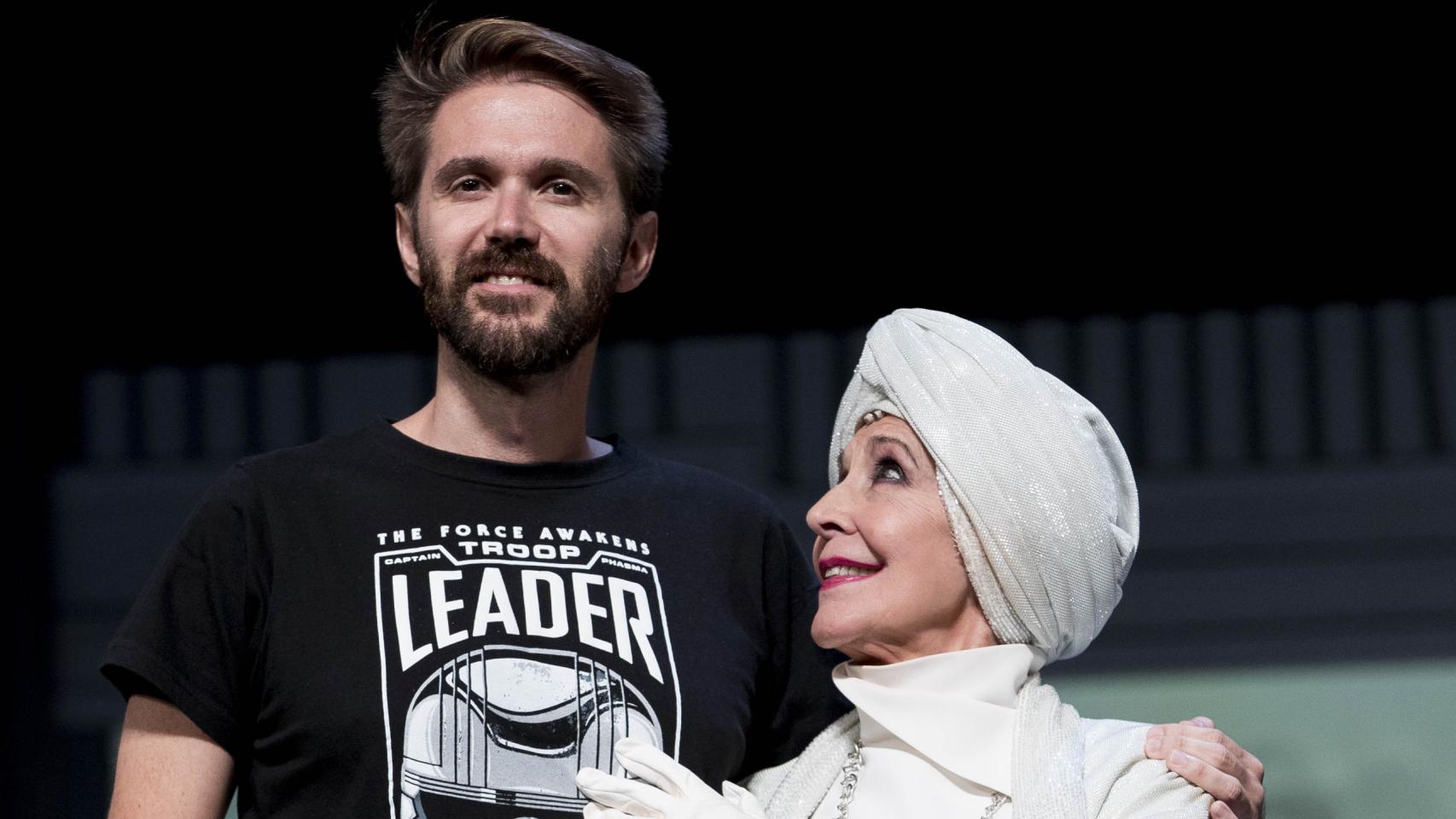 Manuel Martínez Velasco junto a su madre, la gran Concha, en la presentación de una de sus funciones teatrales, en 2018.