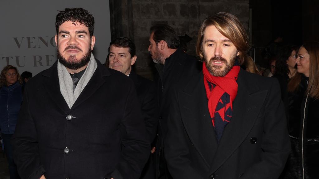 Los hijos de Concha Velasco, Manuel y Paco, en el día de su gran despedida, en Valladolid.