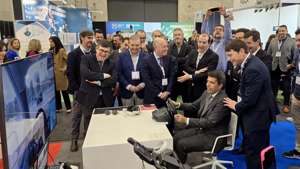 El President Carlos Mazón, en el stand de Redit en eMobility Expo World Congress 2024