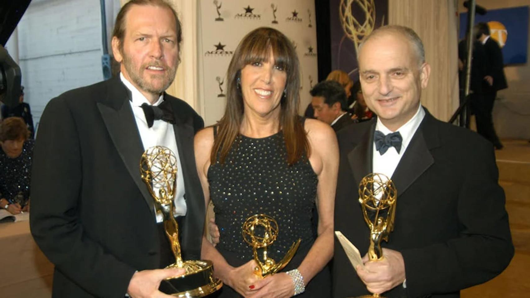 Robin Green (en el centro) posa junto a su Premio Emmy al mejor guion de serie dramática en 2002