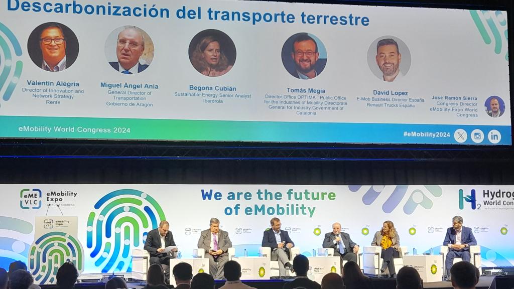 Mesa redonda sobre la descarbonización del transporte terrestre en eMobility Expo World Congress 2024.