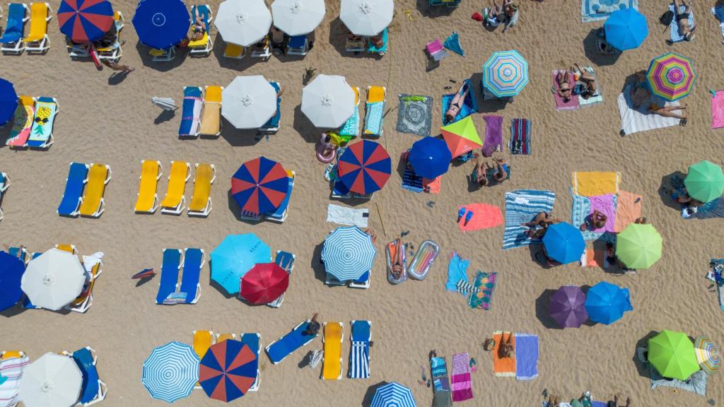Sombrillas y toallas en una playa en la Costa Brava