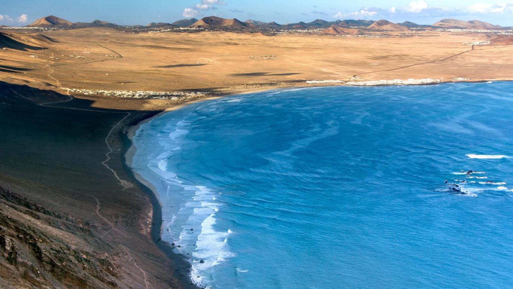 Imagen de playa Famara, en Lanzarote (islas Canarias).
