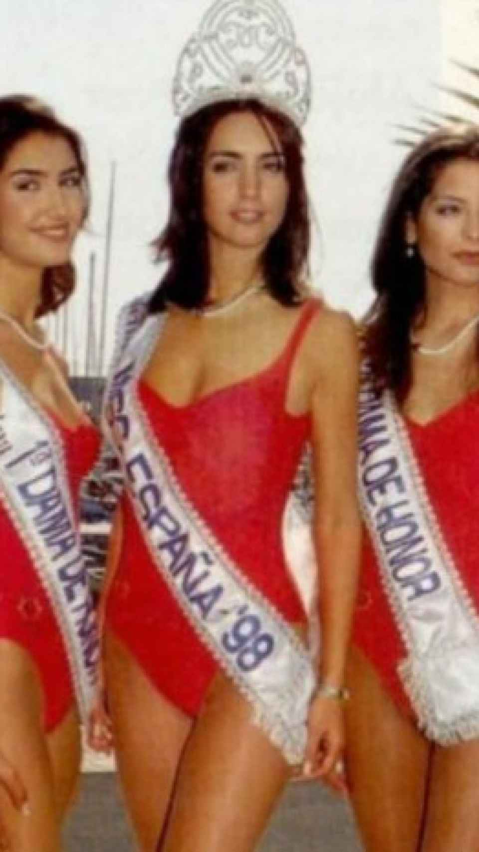 La modelo murciana María José Besora (c) cuando fue coronada Miss España 1998.