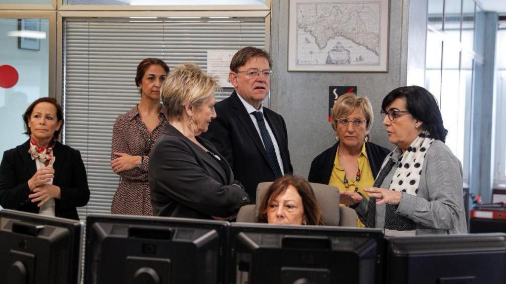 Pura Sánchez, primera por la derecha, en un encuentro con Puig.