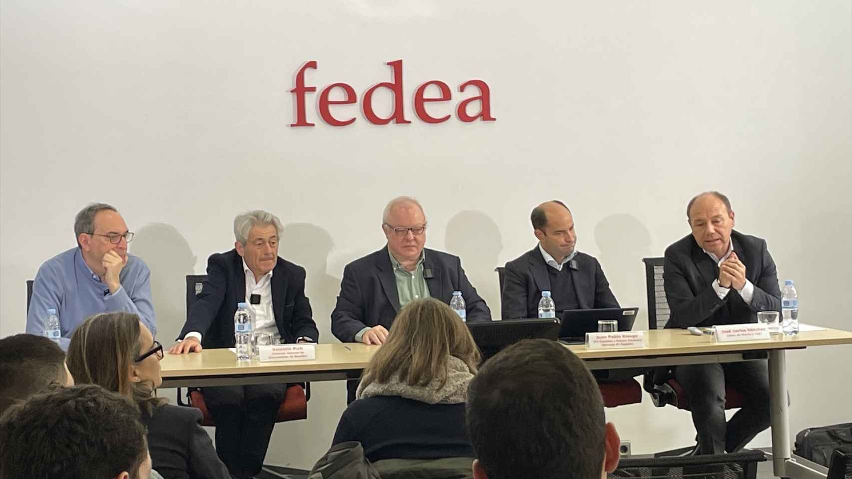 Foto de familia de los expertos de Fedea y el Consejo General de Economistas (CGE).
