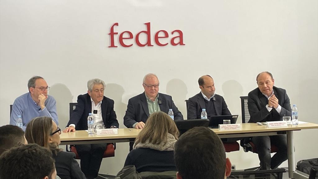 Foto de familia de los expertos de Fedea y el Consejo General de Economistas (CGE).