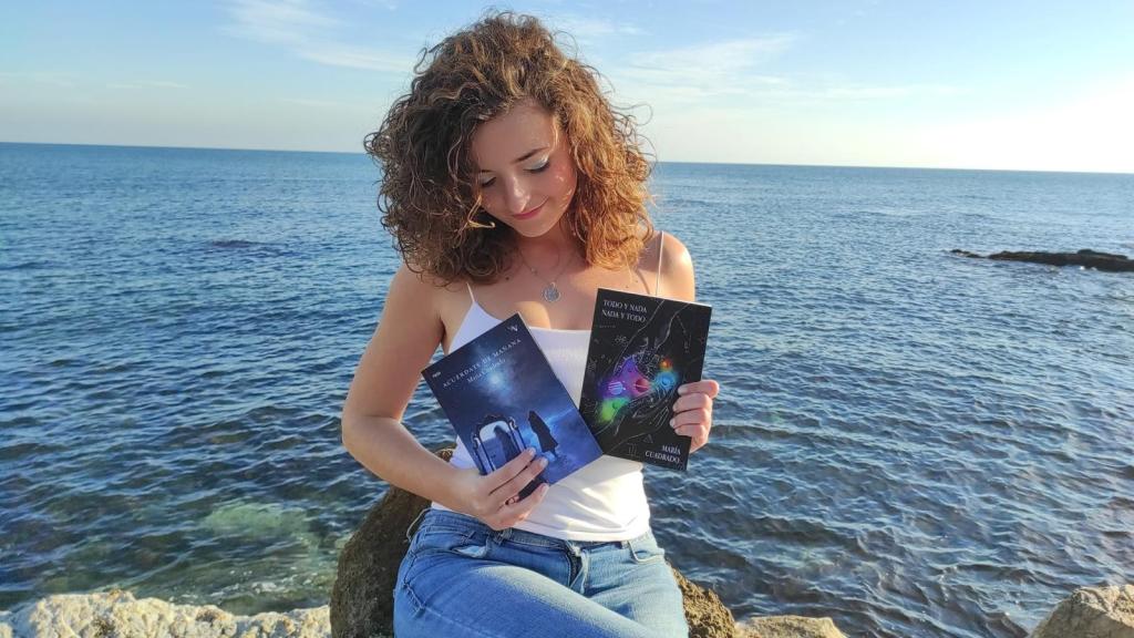 María Cuadrado Barrios junto a sus dos poemarios.